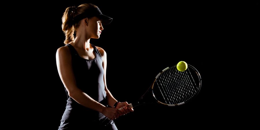 frau, tennisspielend, schwarzer hintergrund