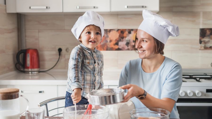 Mutter und Sohn backen gemeinsam