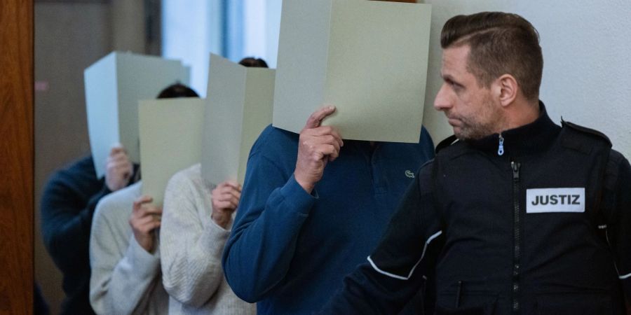 Ein wegen Totschlags angeklagter Polizist hat während des laufenden Verfahrens in einem Interview seine Sicht der Dinge dargestellt (Archivbild).