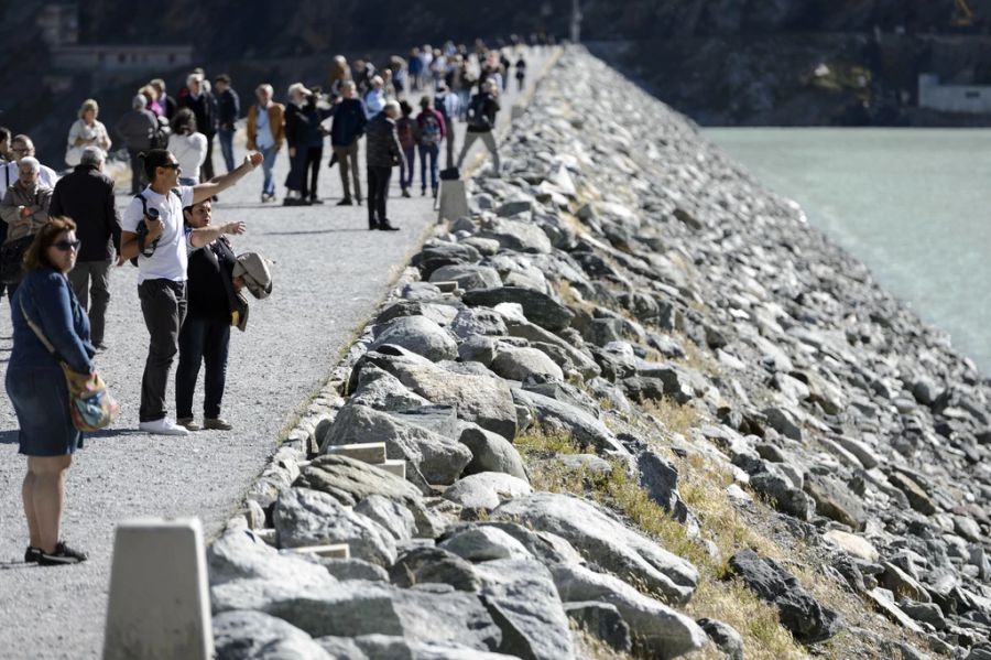 Der bei Touristen beliebte Staudamm Mattmark in Saas-Almagell VS ist gesperrt. Ein Murgang zerstörte die Zufahrtsstrasse. (Archivbild)