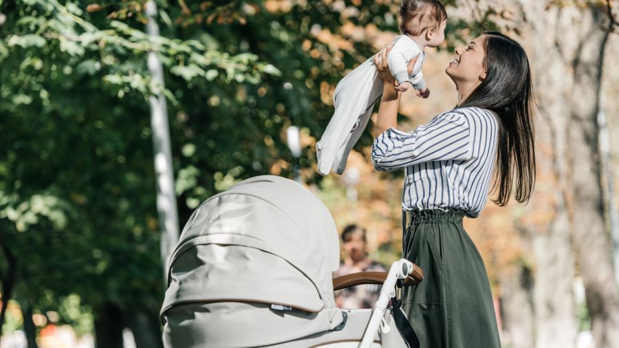 Mutter und Baby beim Spaziergang