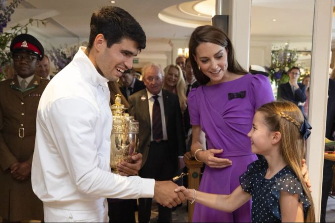 Kate und Tochter Charlotte mit Wimbledon-Gewinner Carlos Alcaraz. Kate Charlotte
