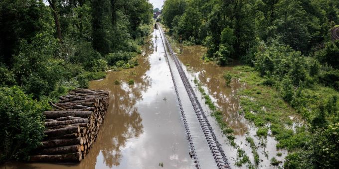 Eine Bahntrasse nahe der Donaubrücke im bayerischen Günzburg ist überflutet. Hochwasser Deutschland Züge