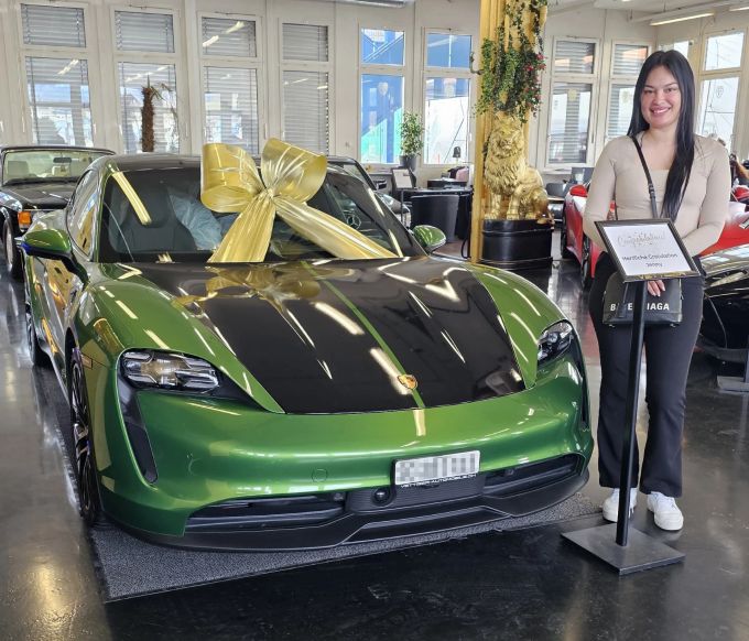 Diese junge Kundin hat gerade einen Porsche gekauft. junge kundin porsche sportwagen