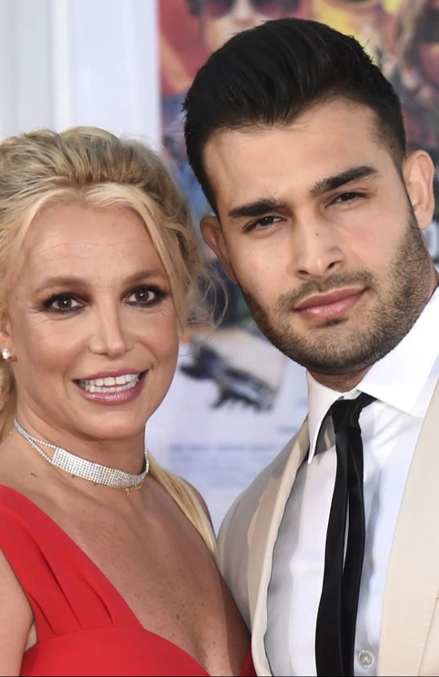 Britney Spears posiert mit Sam Asghari auf dem roten Teppich. 2023 wurde die Scheidung eingereicht.