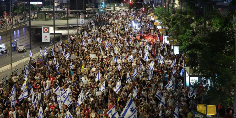 Protesters call on Israeli cabinet to sign hostage deal during anti-government rally in Tel Aviv