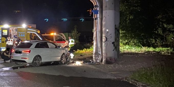 Arlesheim:Personenwagen kollidiert mit Brückenpfeiler. Selbstunfall