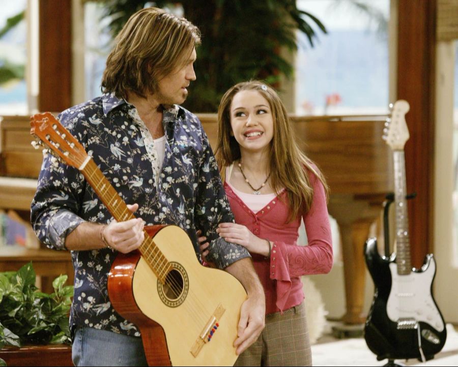 Miley Cyrus und ihr Vater Billy Ray Cyrus in der Hit-Serie "Hanna Montana". (Archivbild)