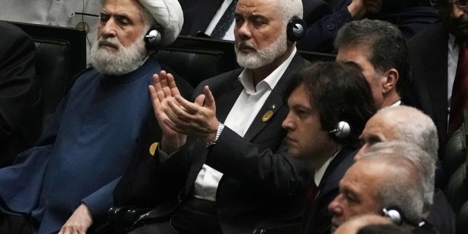 Hamas-Chef Ismail Haniyeh klatscht, als der neu gewählte iranische Präsident Masoud Pezeshkian spricht, während der stellvertretende Führer der libanesischen militanten Gruppe Hisbollah, Sheikh Naim Kassem, links, während der Vereidigungszeremonie von Pezeshkian im iranischen Parlament in Teheran, Iran, am Dienstag, 30. Juli 2024, sitzt. Iran am klatschen