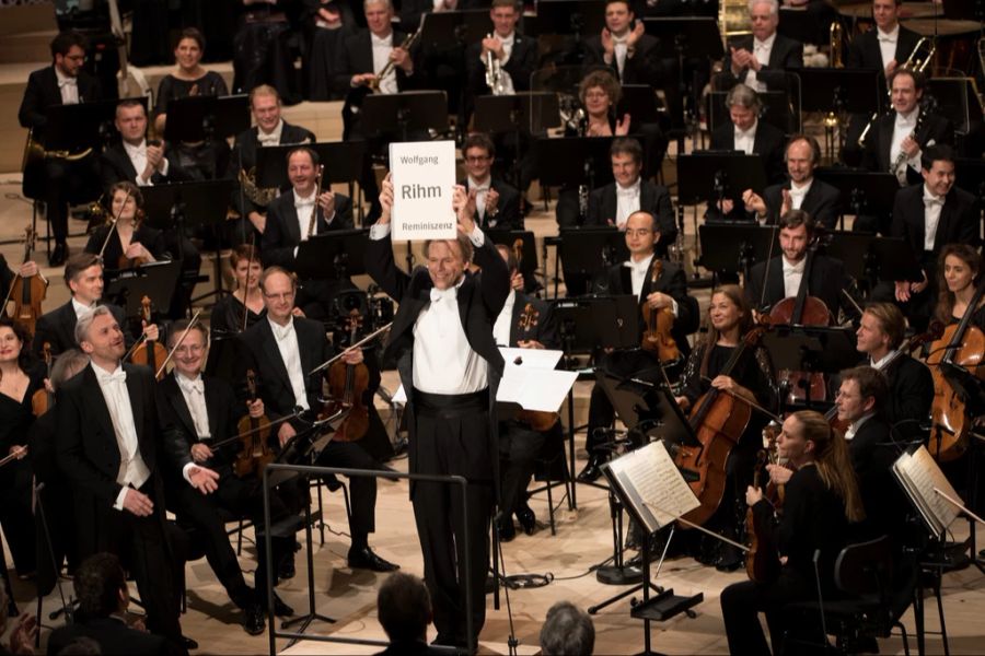 Der Dirigent hält nach dem Eröffnungskonzert in der Elbphilharmonie in Hamburg die Noten des Komponisten Wolfgang Rihm in die Höhe. (Archivbild)