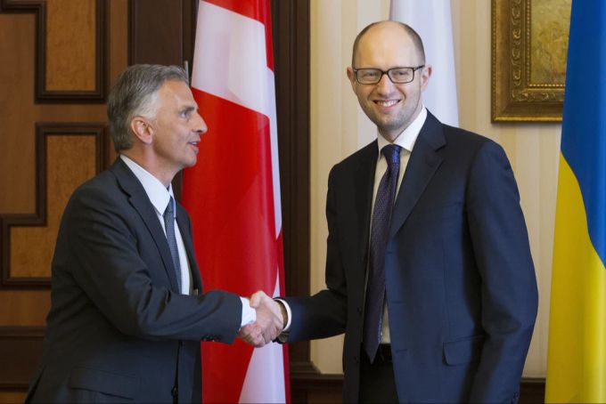 Didier Burkhalter blieb beim Händedruck mit Arseni Jazenjuk vor der falschen Flagge gelassen. Arseni Jazenjuk Burkhalter