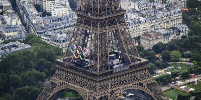 Den Eiffelturm zieren die olympischen Ringe. Olympia 2024