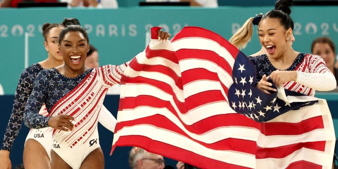 Simone Biles (li.) führt die USA bei Olympia 2024 wie erwartet zu Team-Gold. Olympia 2024 Simone Biles
