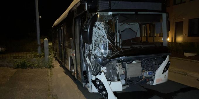 Schönenwerd SO: Linienbus prallt bei Selbstunfall in Gartenmauer. Unfall Schönenwerd SO
