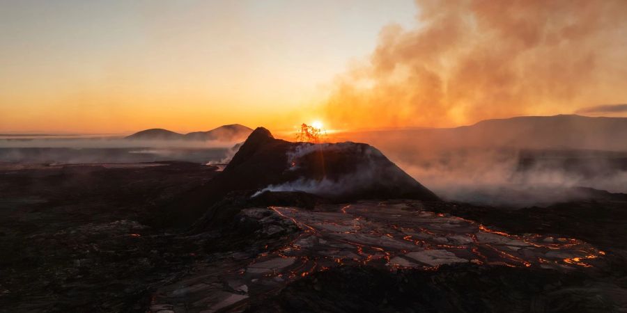 Die Sonne geht über dem aktiven Krater eines  Vulkans bei Grindavik auf Island auf.