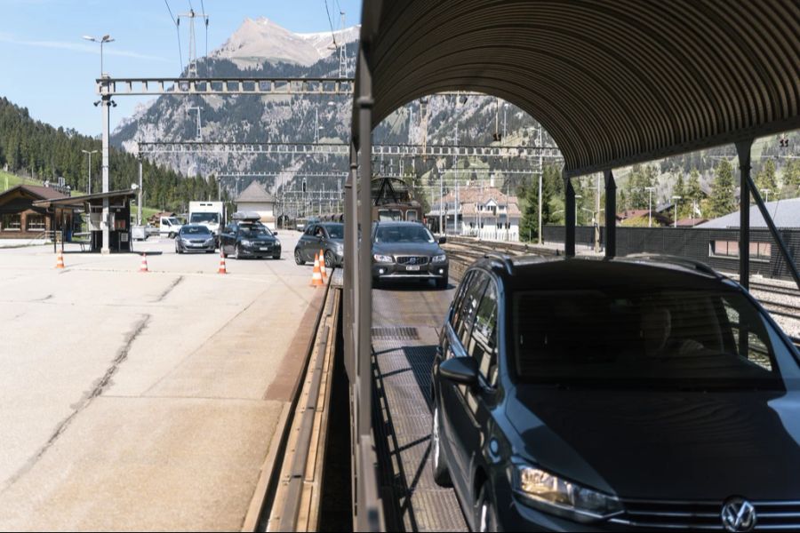 Der Autoverlad am Lötschberg erwartet einen zustäzlichen Andrang, kann diesen aber gar nicht bewältigen.