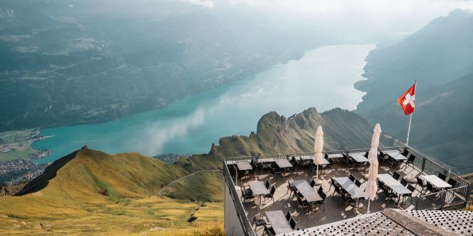 Eine Aussicht, wie keine zweite: Der Blick von der Gipfelterasse auf dem Brienzer Rothorn auf den Brienzersee. Brienzer Rothorn