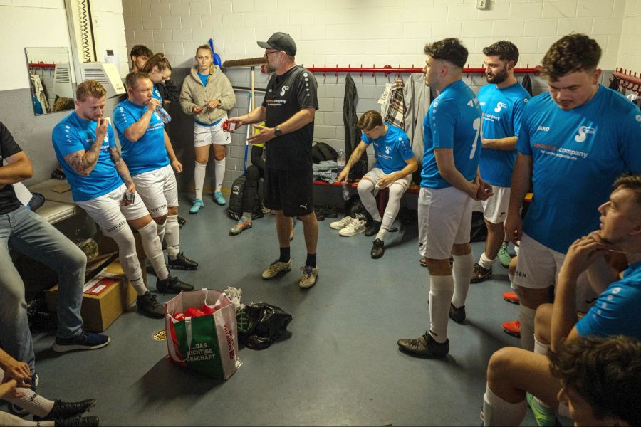 Zuvor gab es noch die Teambesprechung vor dem Spiel mit dem FC Shoppy Coach Chrigu Uhlmann.