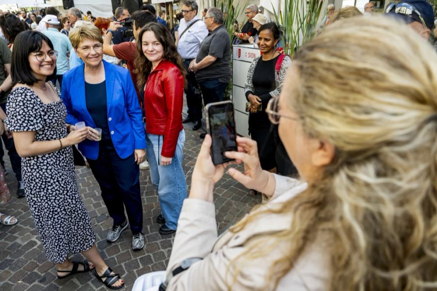 Heimspiel: Bundespräsidentin Viola Amherd posiert beim Apéro mit der Sittener Bevölkerung für ein Erinnerungsfoto.