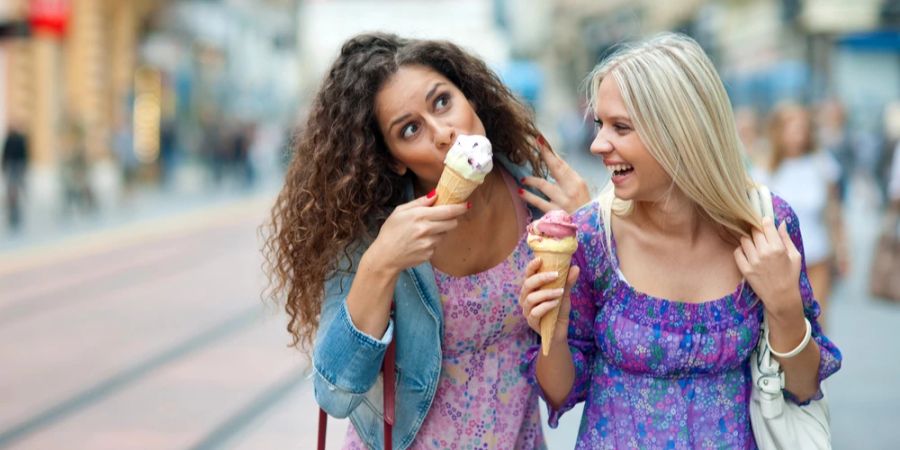 Frauen Freundinnen Eis essen Strasse spazieren