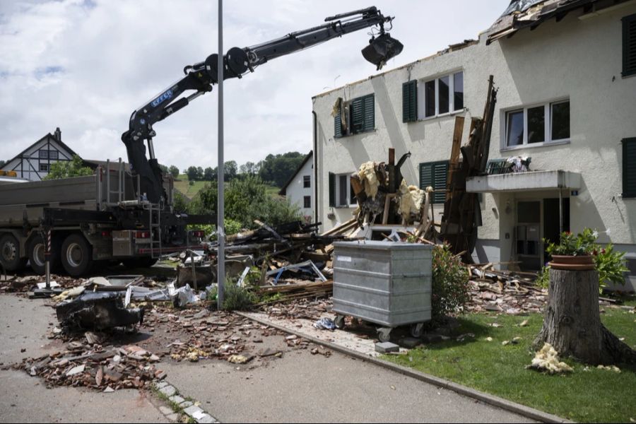 Ein Mann wurde schwer verletzt und ins Spital geflogen, zwölf weitere Personen wurden evakuiert.