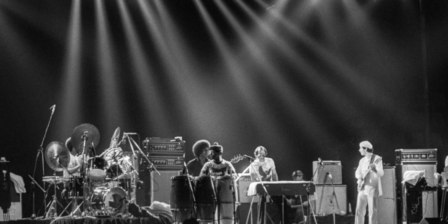Das erste internationale Rockkonzert in der St. Jakobshalle Basel fand bereits vor der Eröffnung statt: Santana am 9. Oktober 1975. Wenige Jahre später wollte die Hallenverwaltung Mu...
