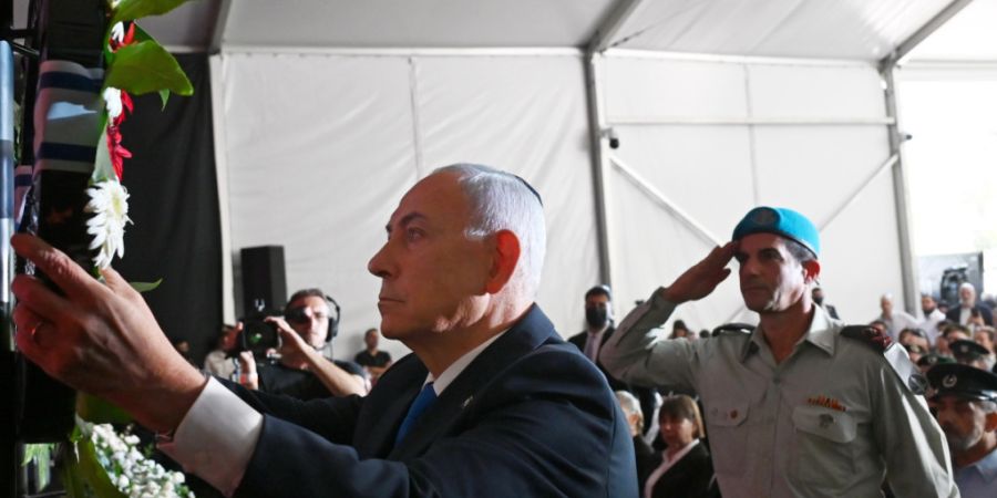 dpatopbilder - Der israelische Ministerpräsident Benjamin Netanjahu (vorne) legt während einer staatlichen Gedenkfeier auf dem Herzl-Friedhof in Jerusalem einen Kranz nieder. Foto: De...
