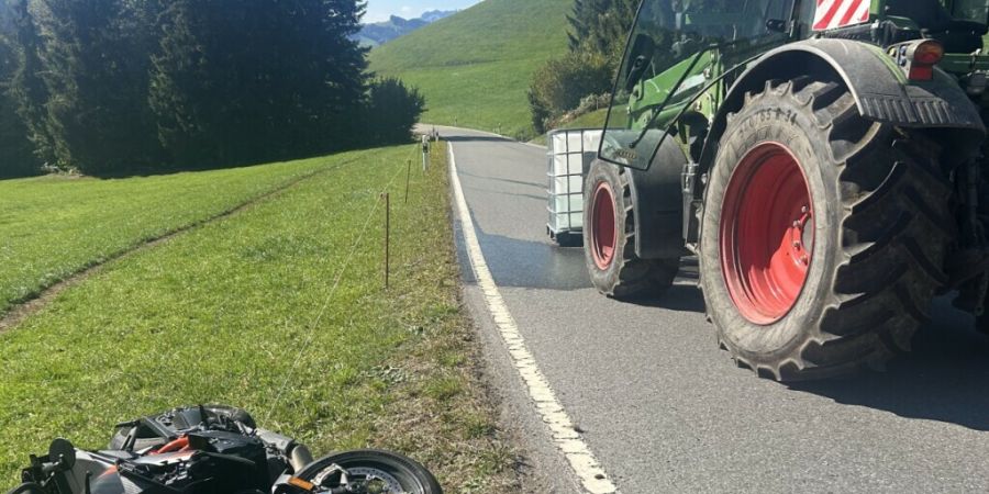 Der teils mit Wasser gefüllte Tank befand sich auf einem angebauten Frontlader und fiel auf die Strasse.