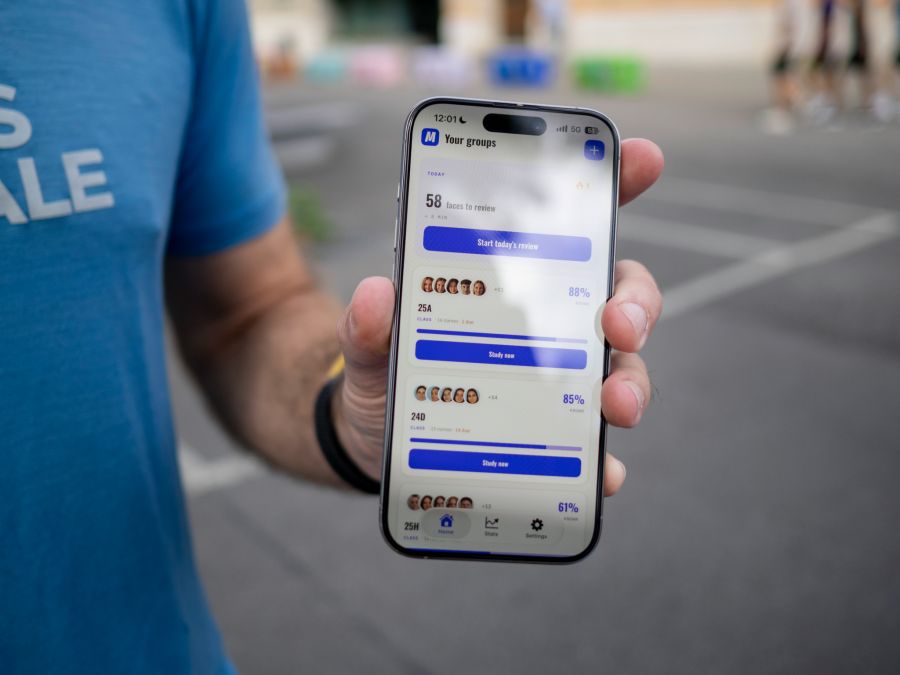 Ähnlich wie bei einer Sprachenlern-App kann man bei GudMem Namen von beispielsweise neuen Arbeitskollegen schnell lernen.
