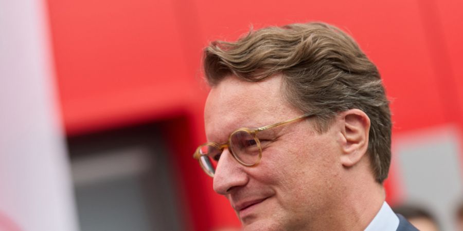Hendrik Wüst (CDU), Ministerpräsident von Nordrhein-Westfalen, besucht das Werk Elmadag von Henkel. Wüst hält sich im Rahmen des 65. Jubiläums des deutsch-türkischen Anwerbeabkomm...