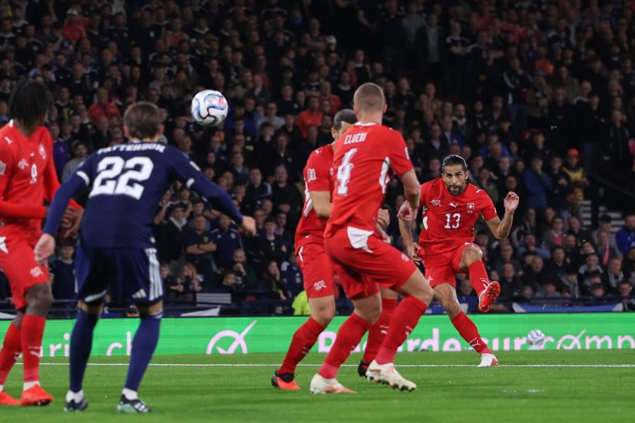 Der Ball ist unterwegs: Ricardo Rodriguez schiesst den Freistoss zum 1:0.