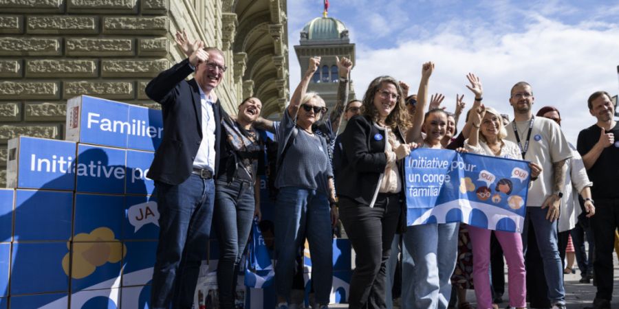 Die Initiantinnen und Initianten sind überzeugt: Die Familienzeit-Initiative kommt allen Generationen zugute. Am Mittwoch hat die Allianz die nötigen Unterschriften bei der Bundeskanz...