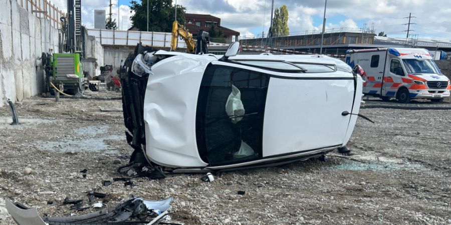 Das Auto der 63-jährigen Frau landete in einer Baugrube.