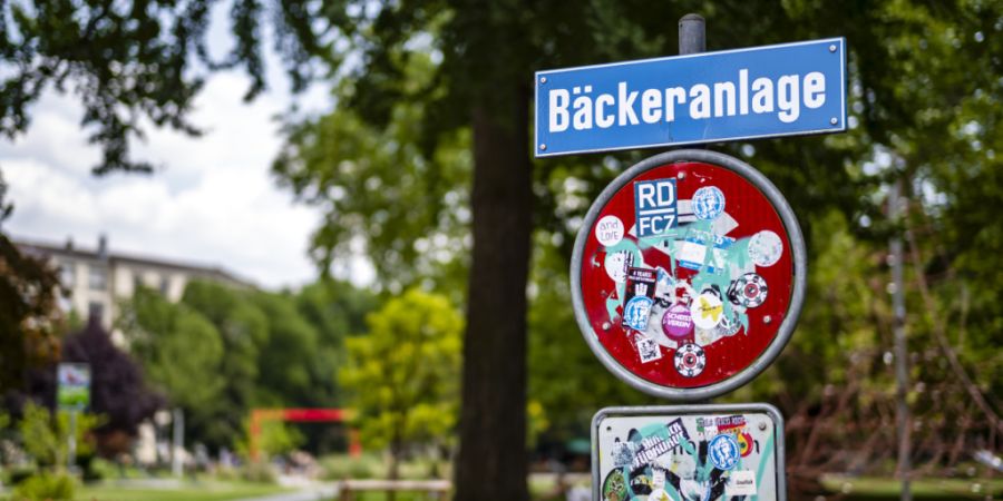 Ein Paar soll in der Zürcher Bäckeranlage einen Ahnungslosen weggelockt haben, um ihn auszurauben. In der Wohnung soll der Beschuldigte das Opfer dann fast getötet haben. (Archivbild)