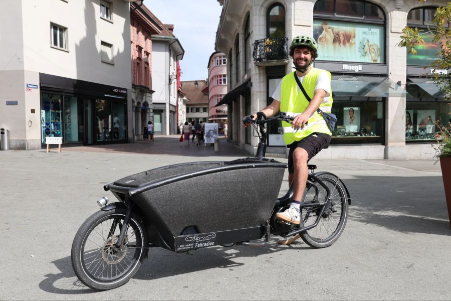 Lukas Lütolf (24) mit dem Cargo-Velo seiner WG nach der Velo-Demo auf der Kirchgasse in Olten.