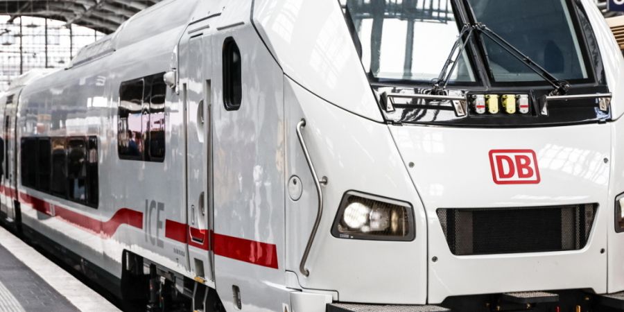 Die Bahnverbindung zwischen Stuttgart und Zürich war lange ein Ärgernis, vor allem für Schaffhauser Pendler. Nun planen SBB und DB weitere Massnahmen, um die Pünktlichkeit zu verbes...