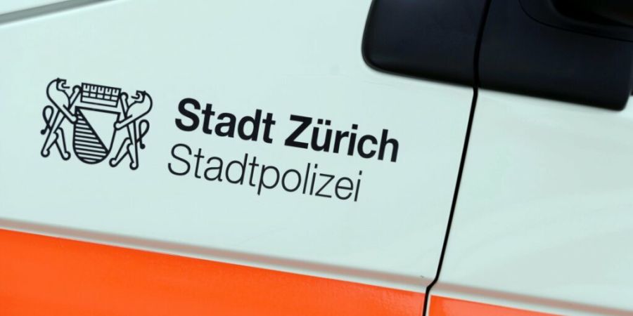 Ein 80-Jähriger soll auf sexuelle Handlungen mit einer 14-Jährigen aus gewesen sein. Die Polizei verhaftete ihn am Montag in Zürich. (Symbolbild)