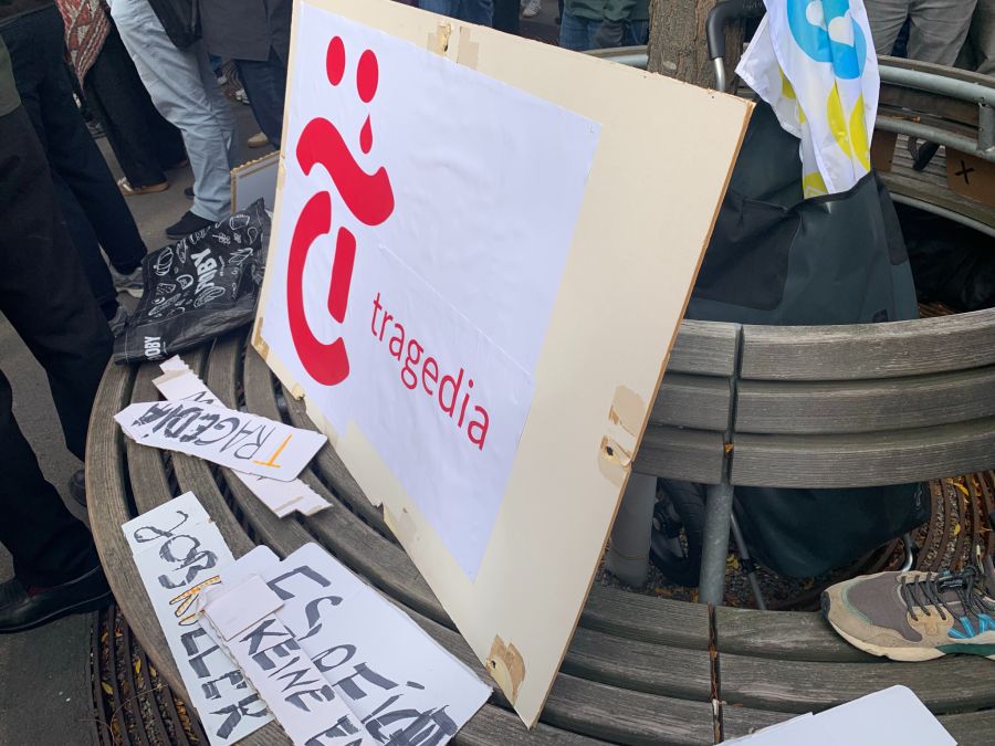 Mit Slogans wie «Tragedia» demonstrieren die Journalisten gegen den Abbau.