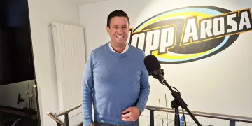 Der ehemalige Sportjournalist und Sportmanager Adrian Fetscherin betreibt in Innerarosa einen Supermarkt mit Bistro und produziert eine tägliche Nachrichtensendung.
