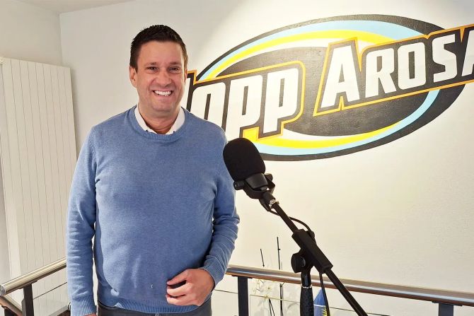 Der ehemalige Sportjournalist und Sportmanager Adrian Fetscherin betreibt in Innerarosa einen Supermarkt mit Bistro und produziert eine tägliche Nachrichtensendung.