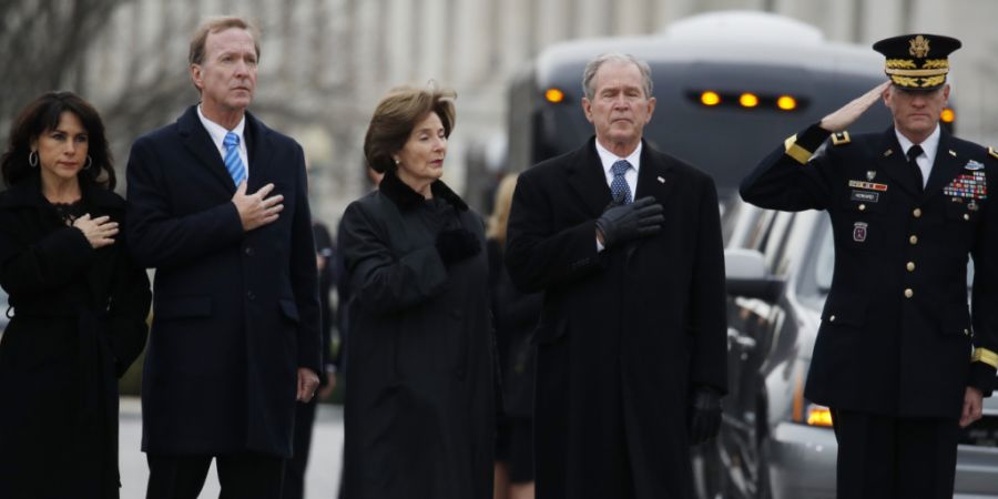 ARCHIV - George W. Bush (r-l), ehemaliger Präsident der USA, seine Frau Laura Bush, sein Bruder Neil Bush und Sharon Bush erweisen dem verstorbenen ehemaligen US-Präsidenten George H....