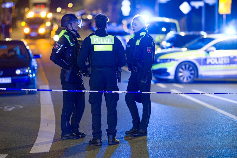 Die Polizei vermutet eine gezielte Tat unter Bekannten, die Hintergründe sind unklar.