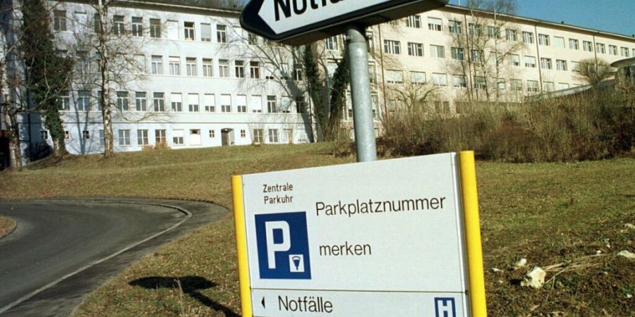 Das ehemalige Spital in Laufen BL wird schon seit langem nicht mehr als solches genutzt. Eine Initiative fordert die Wiederaufnahme des stationären Betriebs an dem Standort. (Archivbild)