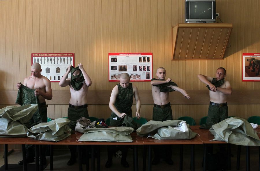 In Russland ist die Empörung gross, dass so junge Männer Militär-Verträge unterschreiben und in den Krieg ziehen.