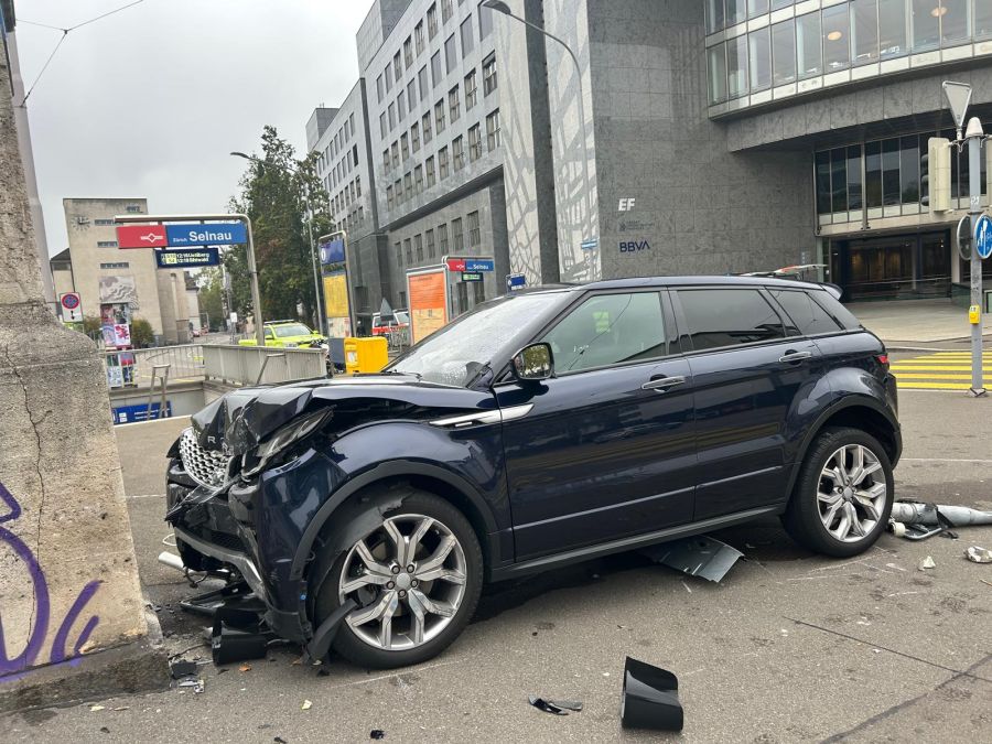 Der Fahrer hat den heftigen Aufprall überlebt, berichten Augenzeugen.