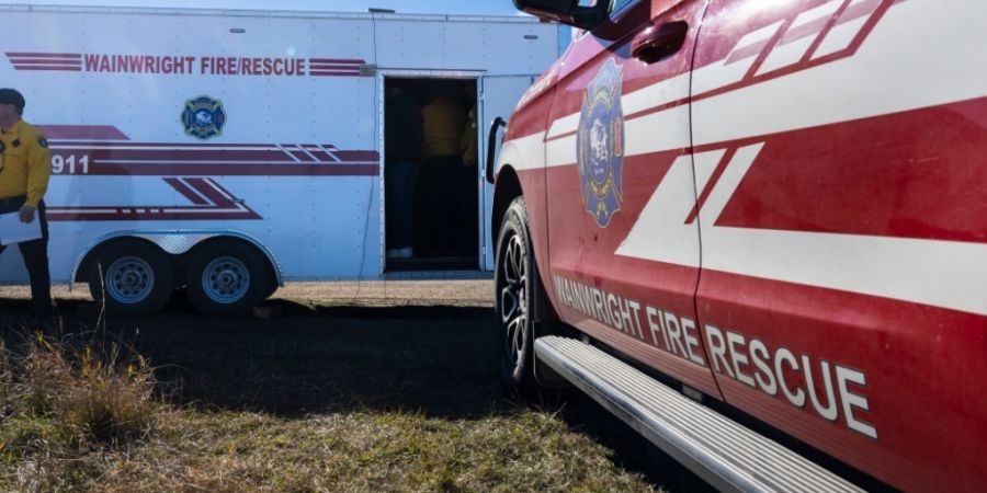 Feuerwehrleute sind im Brandgebiet auf dem CFB Wainwright südlich der Stadt Wainwright in Alberta, Kanada, im Einsatz. Bei einem Brand auf dem Militärstützpunkt Wainwright in Kanada ...