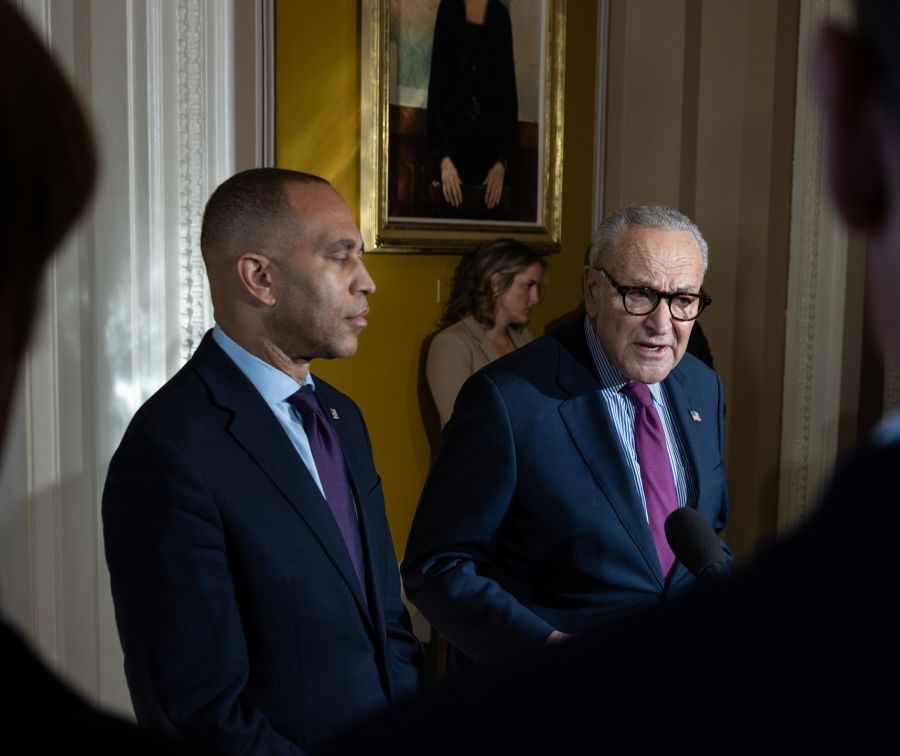 Doch nun kommt aus: Fake-Wahlumfragen sollten den Demokraten (im Bild Hakeem Jeffries und Chuck Schumer) offenbar schaden.