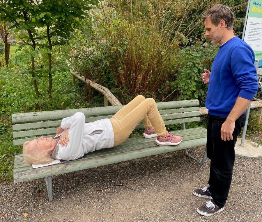Markus Bühler erklärt einer neuen Teilnehmerin die Brücke.