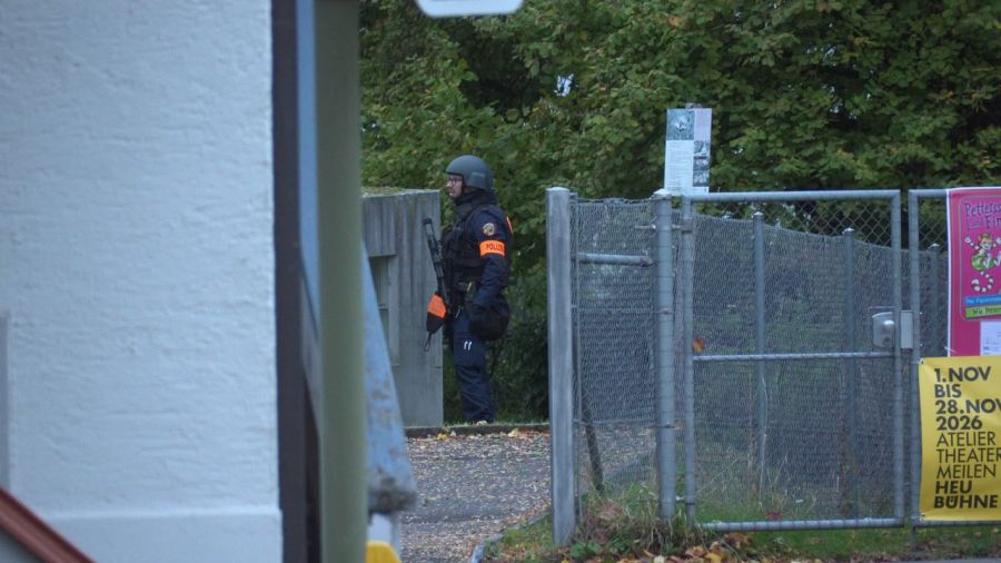 Was es mit den schwerbewaffneten Polizisten auf sich hat, ist noch unklar.