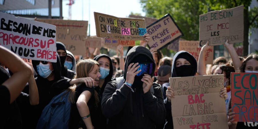 ARCHIV - Ein Schüler hält ein Schild mit der Aufschrift «Wir wollen unterstützt und nicht überlastet werden» während einer Demonstration gegen unterfinanzierte Schulen vor einer ...